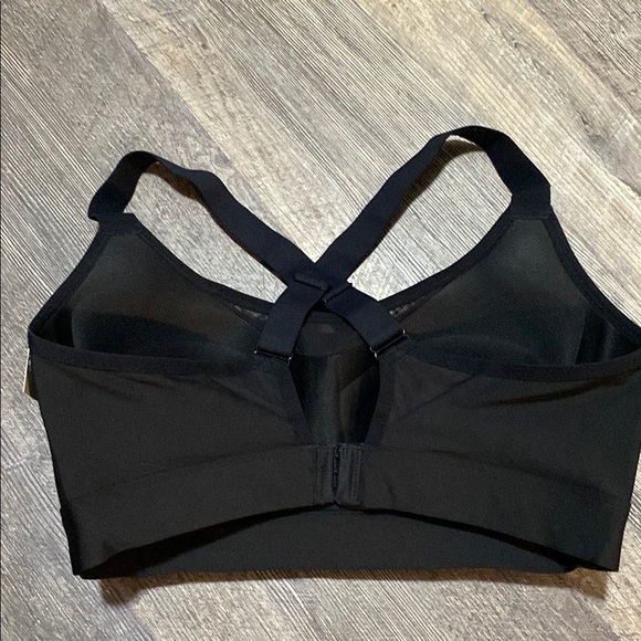 Avía Crisscross Sports Bra with Wide Supportive Band - Picture 5 of 9